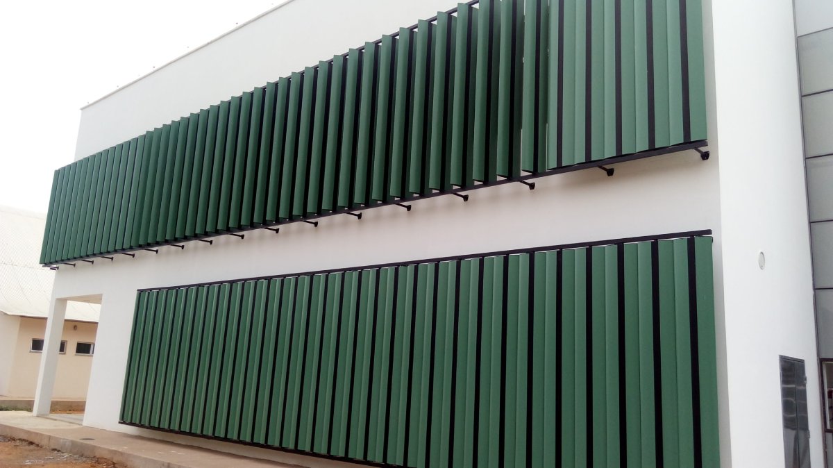 Brise Metálico AA440 - painéis tipo “Asa de Avião” - Refax