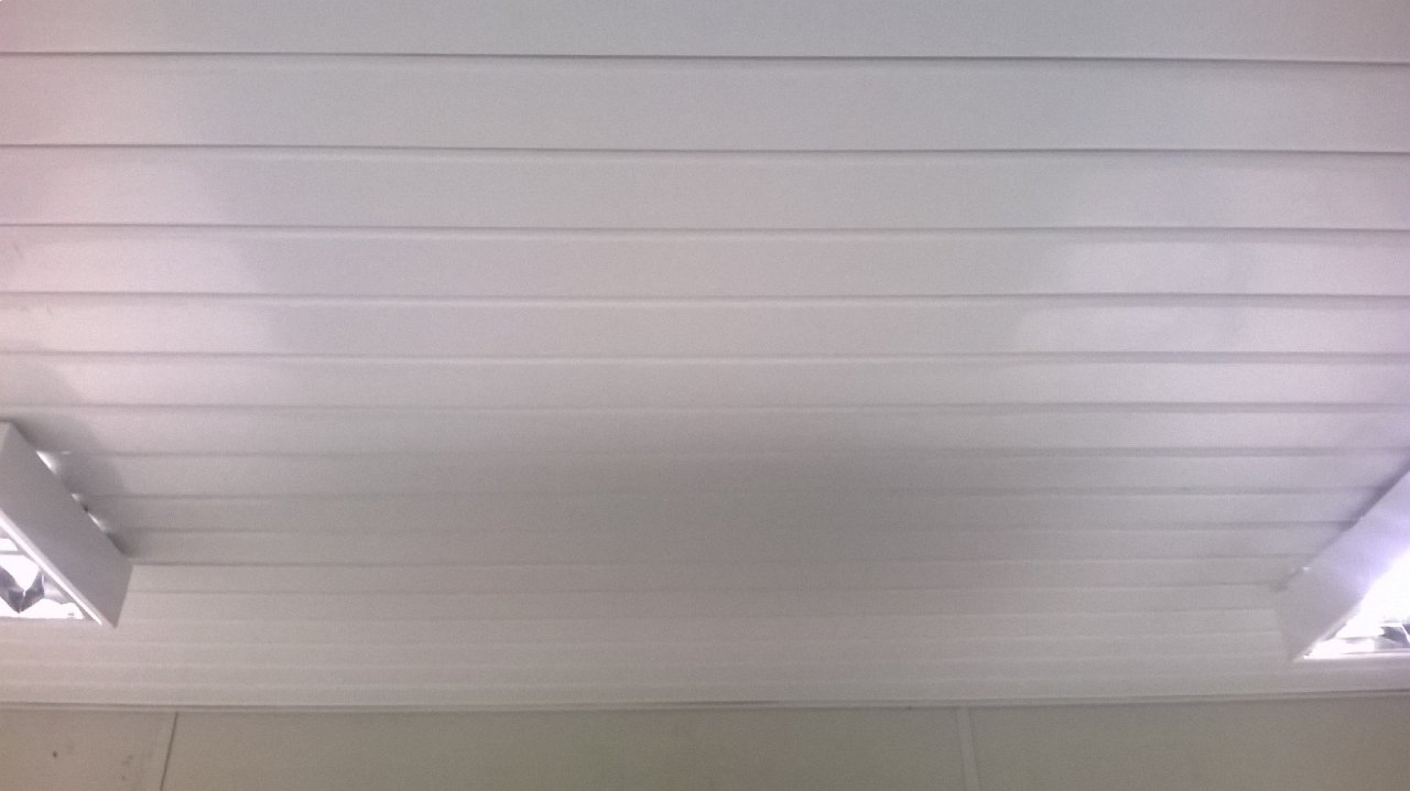 Falso techo metálico lineal de junta seca - Refax