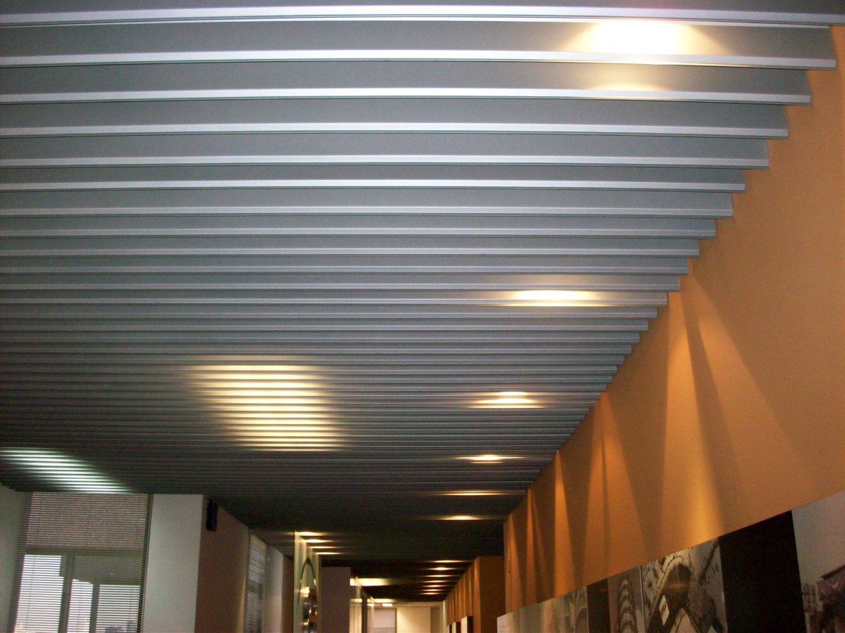 Falso techo metálico vertical - Refax