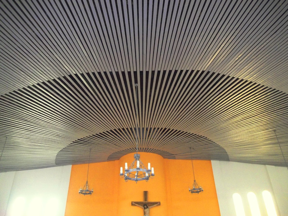 Falso techo metálico lineal múltiple - Refax