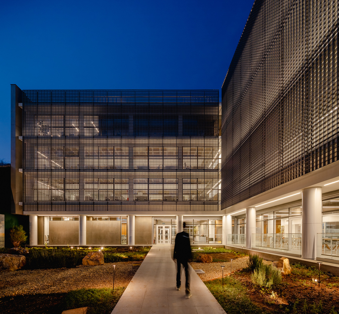 Arquitectura urbana con metales